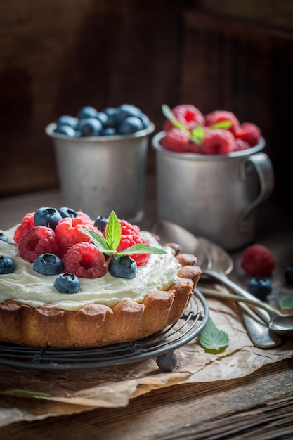 Crostata casalinga e rustica con frutti di bosco e mascarpone