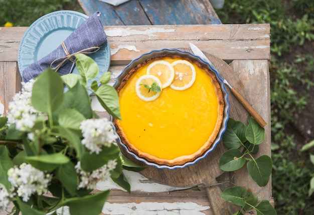 Crostata con cagliata di limone. Torta al limone. Cucina americana. Dolce. Giardino naturale. vista dall'alto