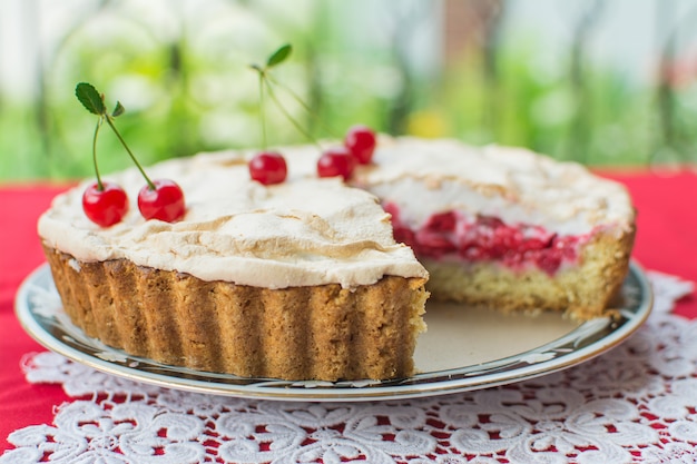 Crostata con ciliegia e meringa