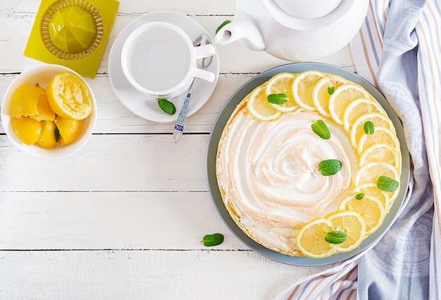 Crostata con crema di limone e meringa. Torta al limone. Cucina americana