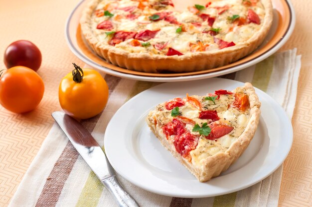 Crostata con formaggio di pecora salato e pomodori