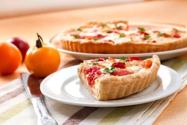 Crostata con formaggio di pecora salato e pomodori