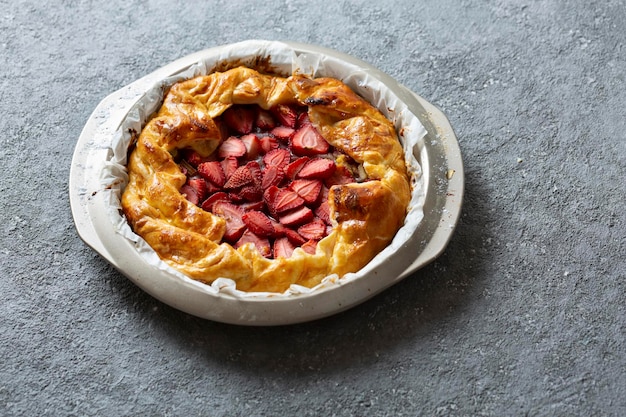 Crostata con fragole Copia spazio vista dall'alto