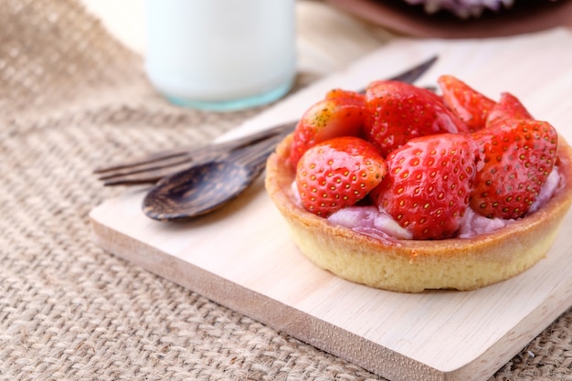 Crostata con fragole fresche su fondo in legno,