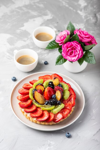 Crostata con fragole, kiwi, prugne e panna