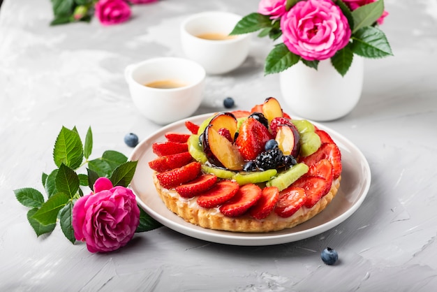 Crostata con fragole, kiwi, prugne e panna