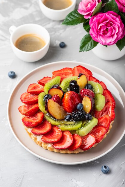 Crostata con fragole, kiwi, prugne e panna