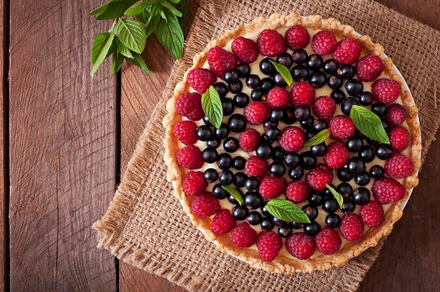 Crostata con frutti di bosco e crema pasticcera