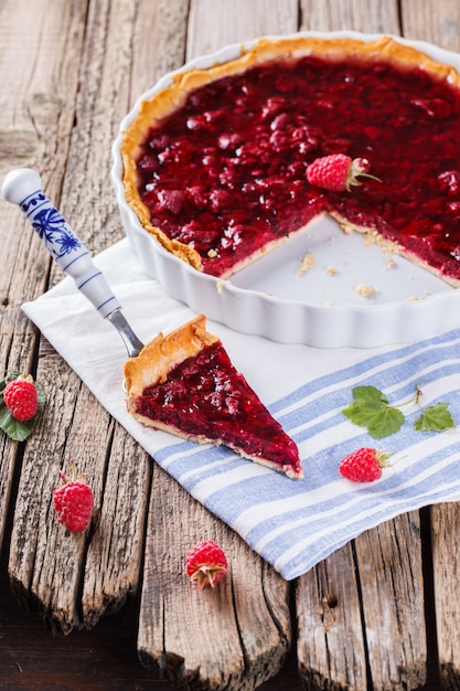 Crostata con lamponi freschi ripieni di gelatina