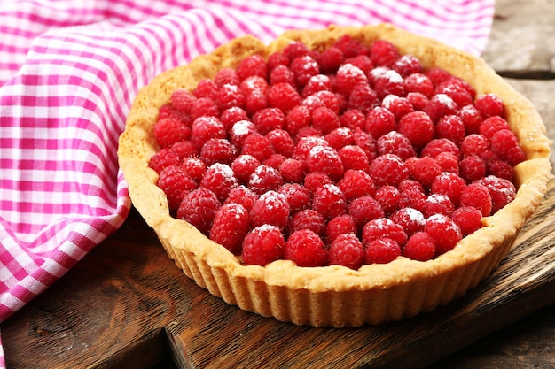 Crostata con lamponi freschi su fondo di legno