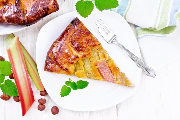 Crostata con rabarbaro e crema di noci sulla parte superiore