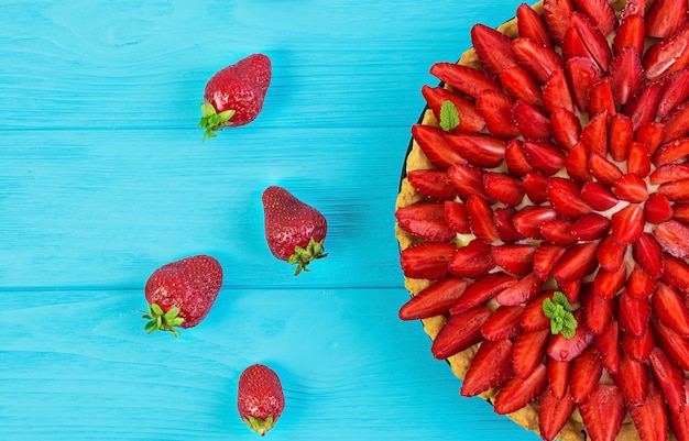 Crostata deliziosa con la fragola su fondo di legno