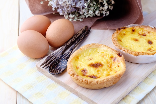 Crostata dell&#39;uovo su fondo di legno