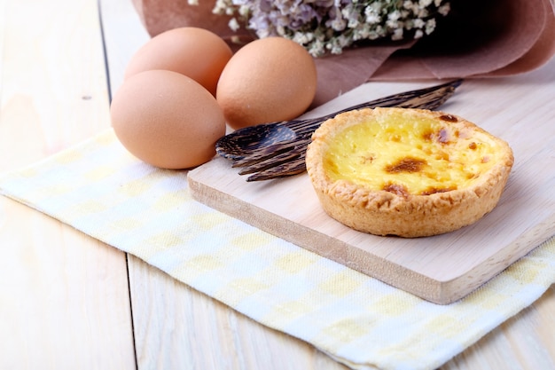 Crostata dell&#39;uovo su fondo di legno