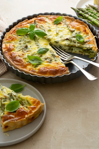 Crostata di asparagi, quiche vegana, pasticceria fatta in casa, cibo sano.