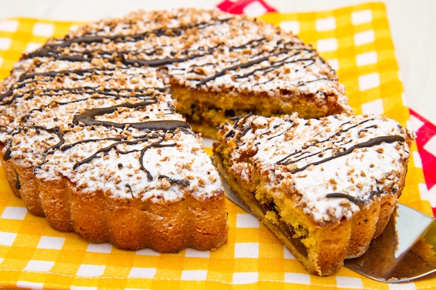 crostata di cioccolato su una tavola di legno