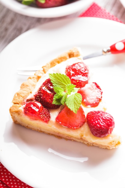 Crostata di fragole con crema pasticcera in tavola