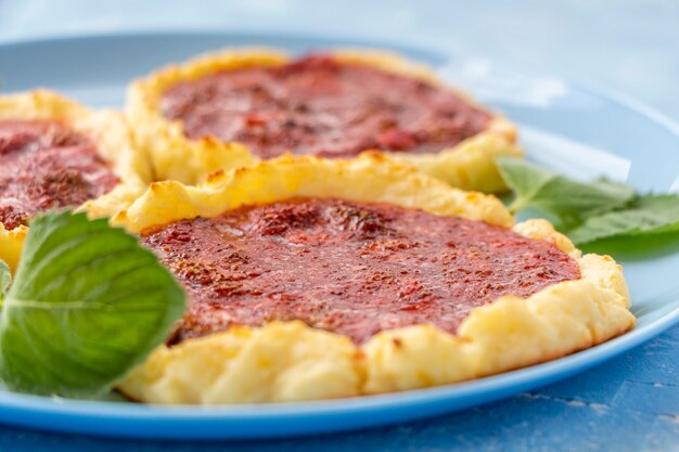 Crostata di fragole fatta in casa senza glutine frutti di bosco biscotto dessert estivo su piatto blu decorato