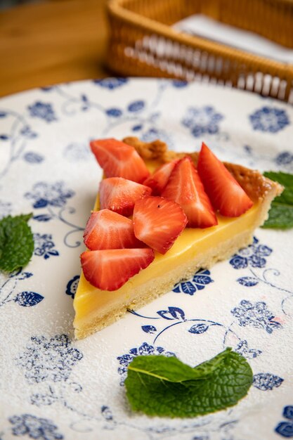 crostata di fragole su un piatto in un ristorante