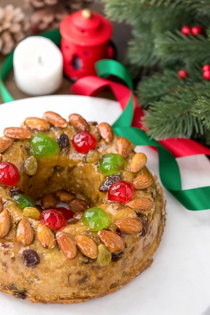 Crostata di frutta colorata di Natale condita con mandorle e ciliegie glace
