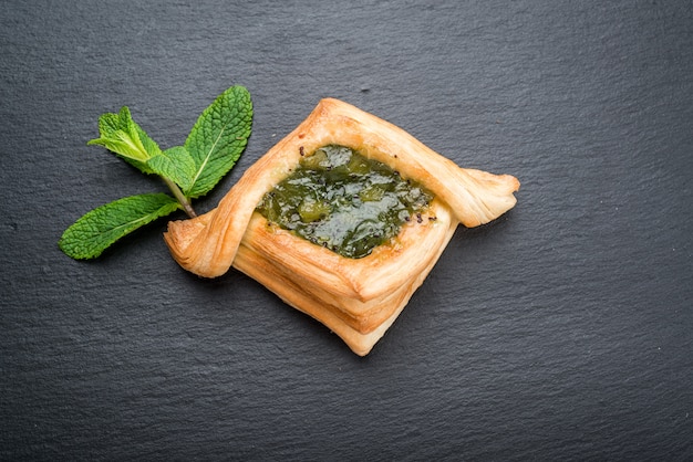 Crostata di frutta fresca con marmellata di bacche e menta su superficie di legno