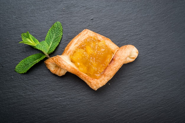 Crostata di frutta fresca con marmellata di bacche e menta su superficie di legno