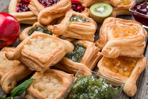 Crostata di frutta fresca con marmellata di bacche e menta su superficie di legno