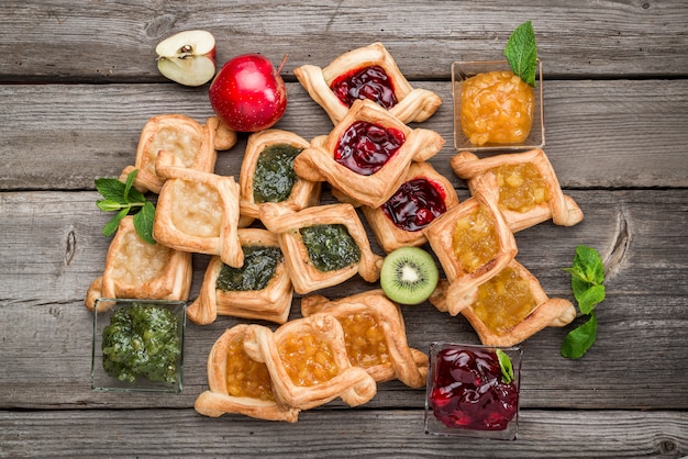 Crostata di frutta fresca con marmellata di bacche, menta sul tavolo di legno. Deserto.