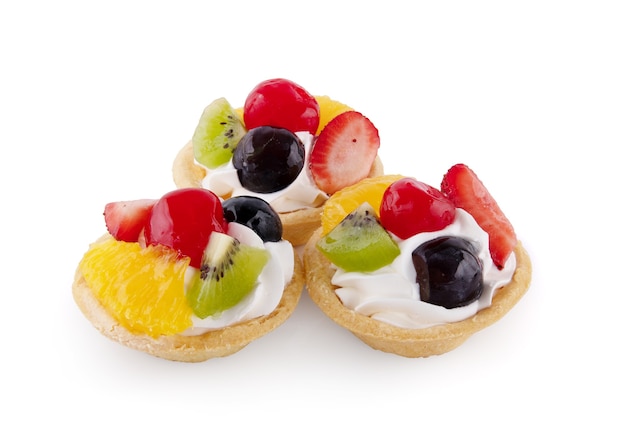 Crostata di frutta isolata su sfondo bianco