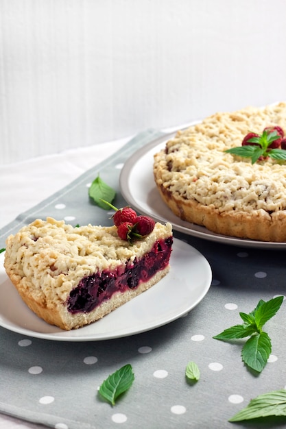 Crostata di frutti di bosco fatta in casa con crumble