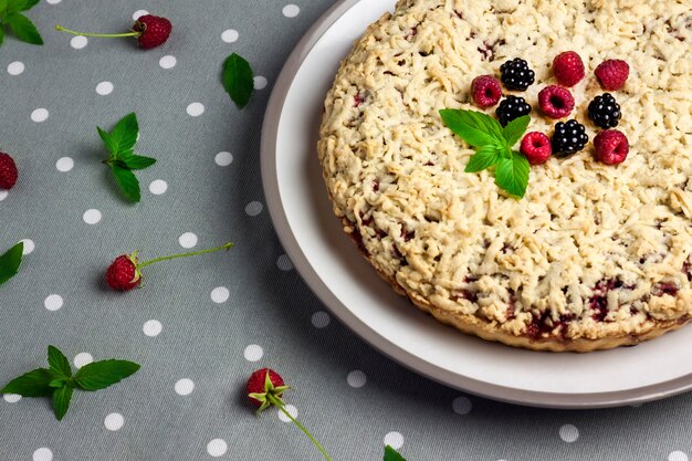 Crostata di frutti di bosco fatta in casa con crumble