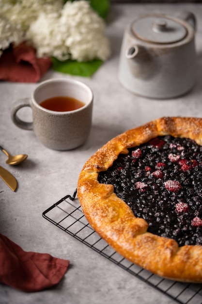 Crostata di galette fatta in casa ai mirtilli sul tavolo con tè