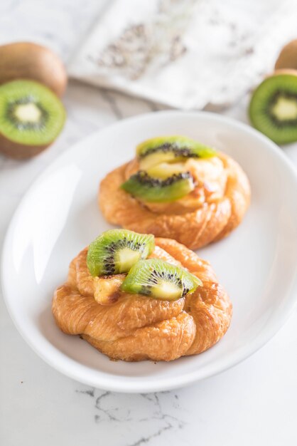 crostata di kiwi sul piatto