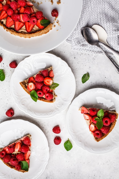 Crostata di lamponi con lamponi, fragole e panna