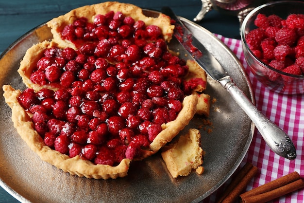 Crostata di lamponi sul vassoio su fondo di legno