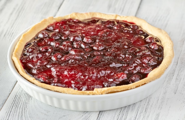 Crostata di marmellata di amarene fatta in casa sul tavolo di legno