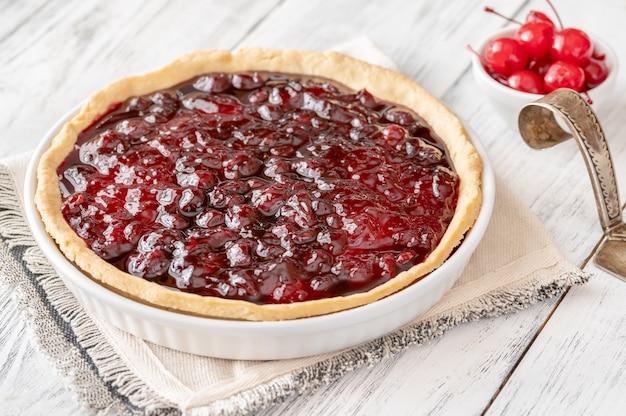 Crostata di marmellata di ciliegie fatta in casa sul tavolo di legno