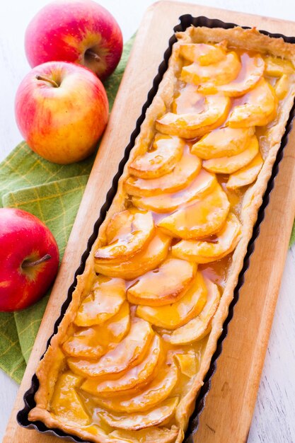 Crostata di mele francese fatta con mele rosse e glassa di albicocche.