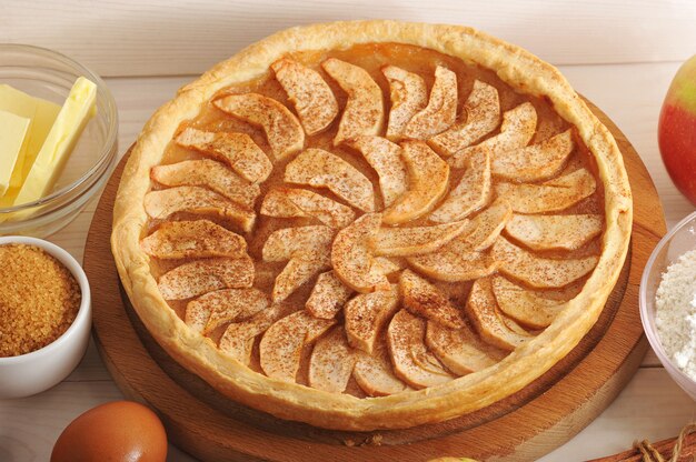 Crostata di mele, ingredienti con mele e cannella