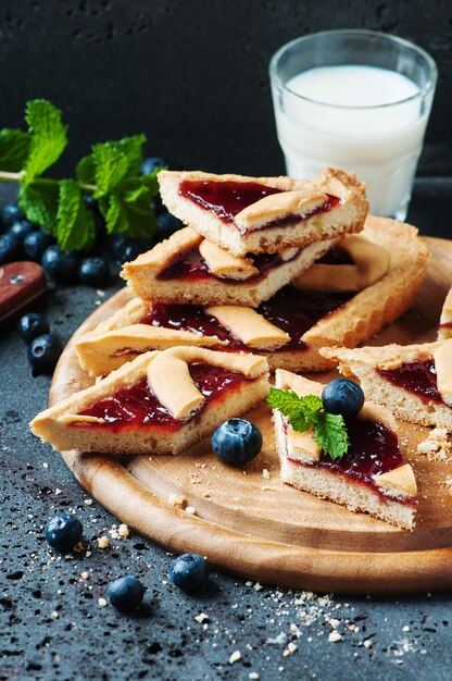 Crostata di mirtilli fatta in casa con la menta