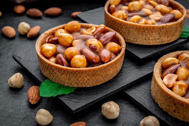 Crostata di noci con nocciole mandorle e caramello