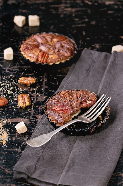 Crostata di noci pecan al caramello