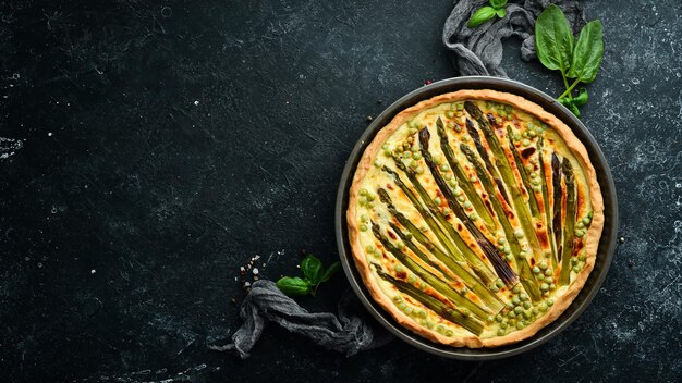 Crostata di pasta sfoglia con asparagi e spezie Cibo sano Vista dall'alto Spazio libero per il testo