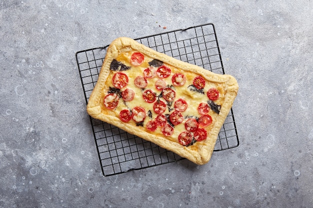 Crostata di pasta sfoglia con mozzarella di pomodorini e basilico viola