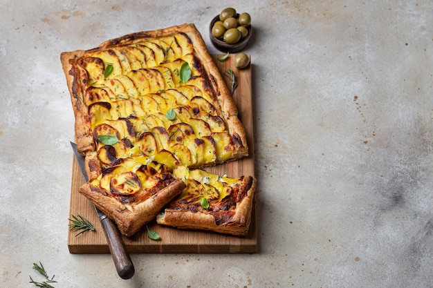 Crostata di pasta sfoglia con patate, crema di formaggio e rosmarino