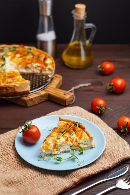 Crostata di pesce Pezzo di torta francese con salmone e formaggio Quiche lauren con pezzetto di pesce rosso