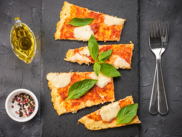 Crostata di pizza al cavolfiore fatta in casa con mozzarella