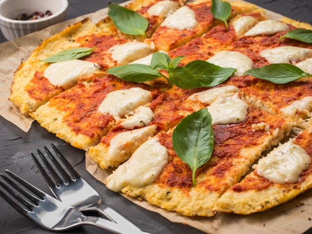 Crostata di pizza al cavolfiore fatta in casa con mozzarella