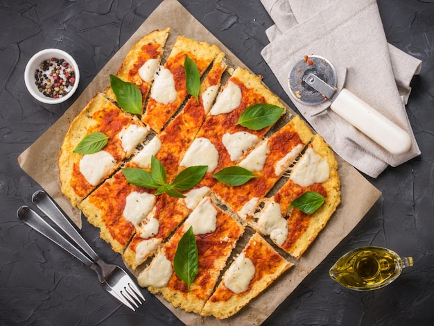 Crostata di pizza al cavolfiore fatta in casa con mozzarella