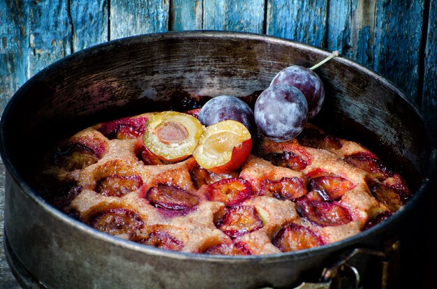 Crostata di prugne in teglia, prugne fresche in cima